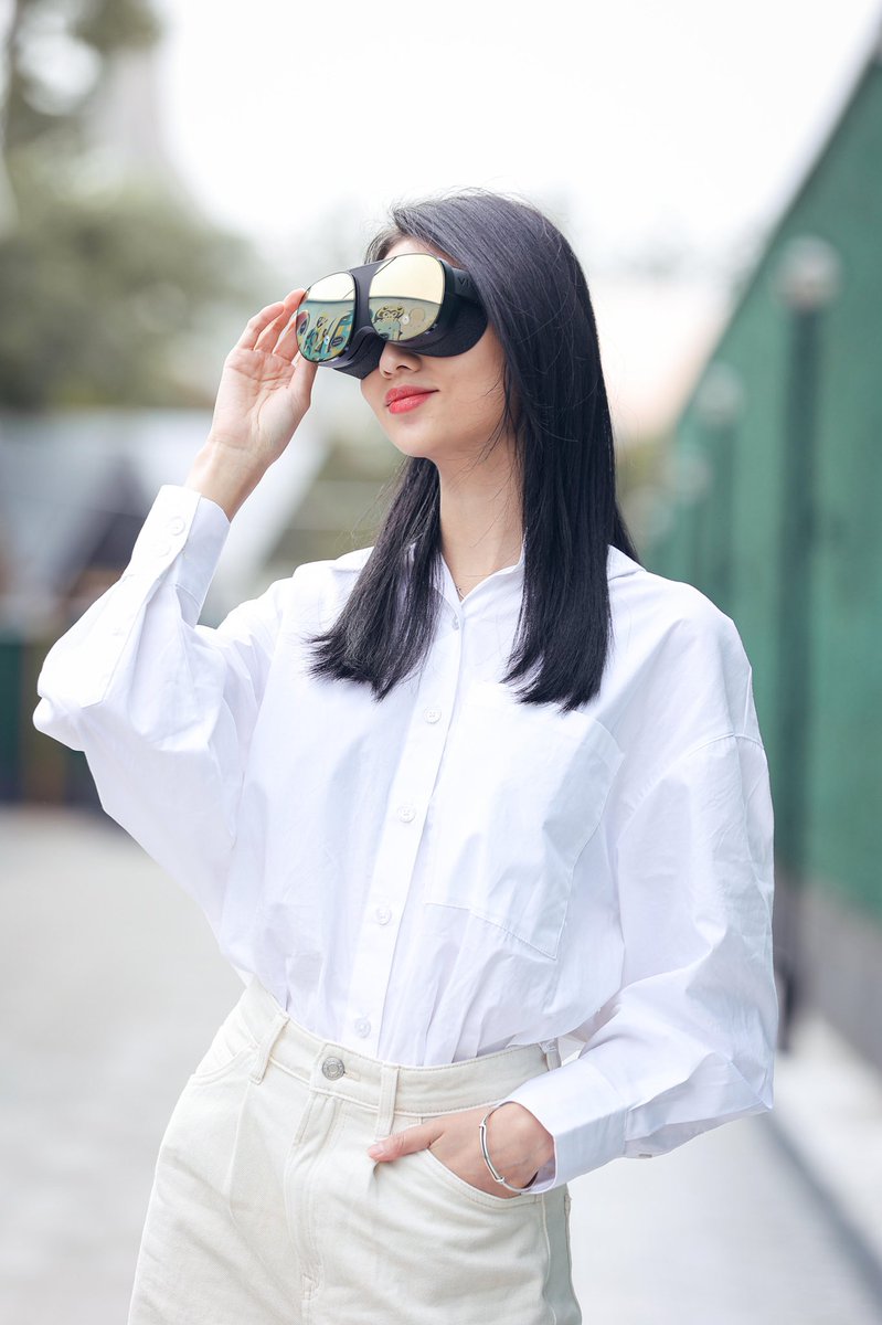 AGraylin's tweet image. Heard there was a request for some Real people wearing Real #ViveFlow devices… at our launch event in Beijing today.😎 #ImmersiveGlasses