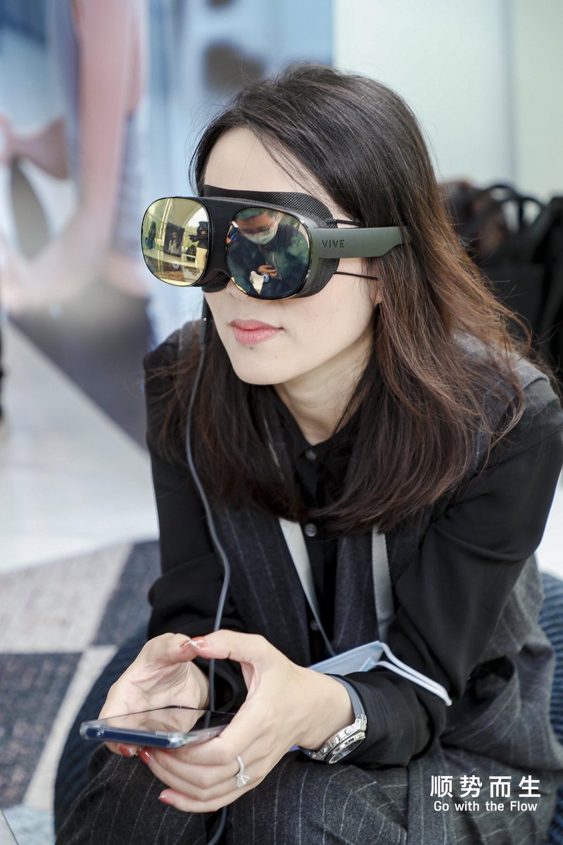 AGraylin's tweet image. Heard there was a request for some Real people wearing Real #ViveFlow devices… at our launch event in Beijing today.😎 #ImmersiveGlasses