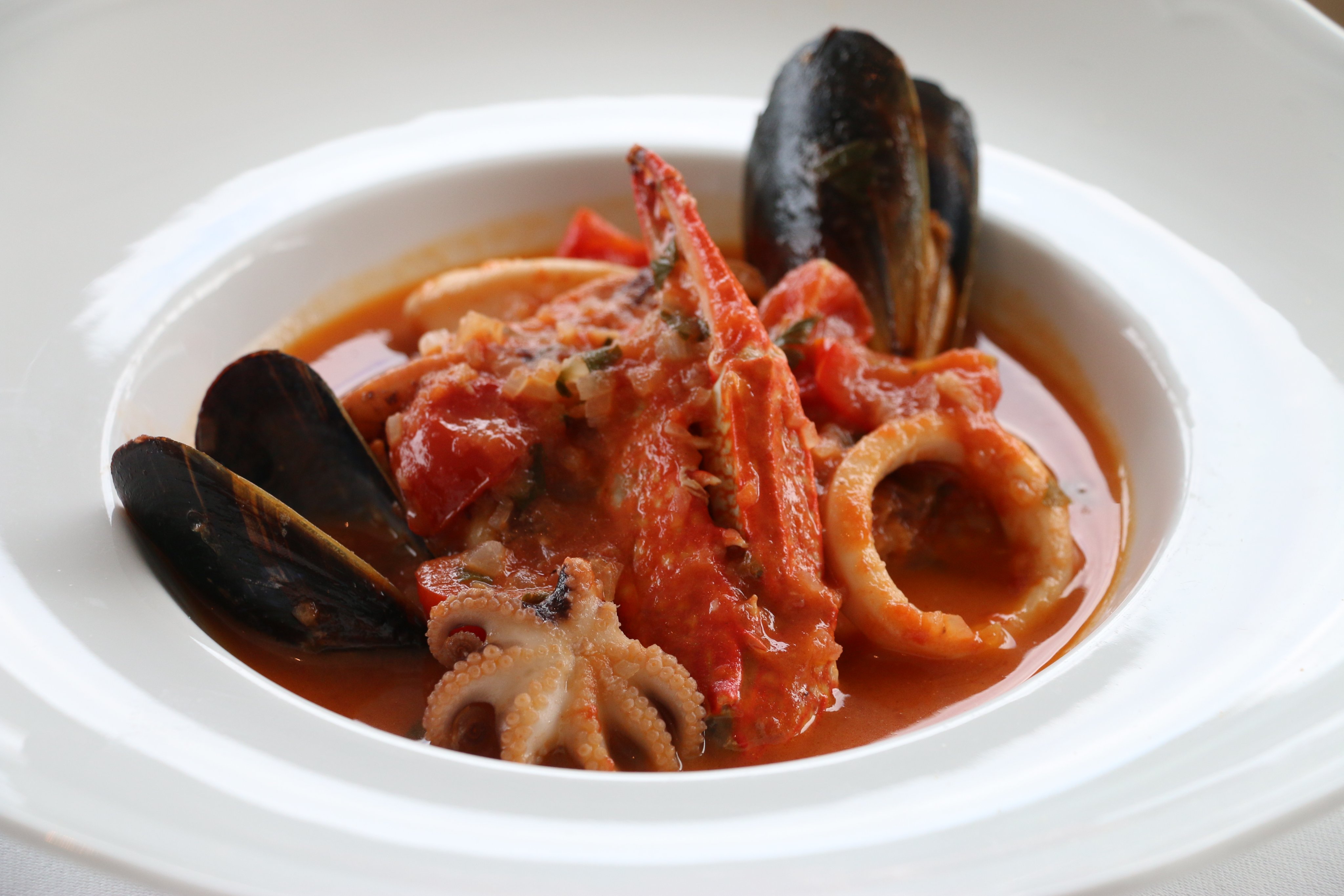 レストランはなう ランチ 選べるお魚料理 魚介のブロデット マルケ風トマト煮込み ブロデット ズッパ ディ ペッシェ 魚介のスープです 特徴はスープに白ワインビネガーが入っていること テイクアウト 千葉市 食べよう千葉 ホキ