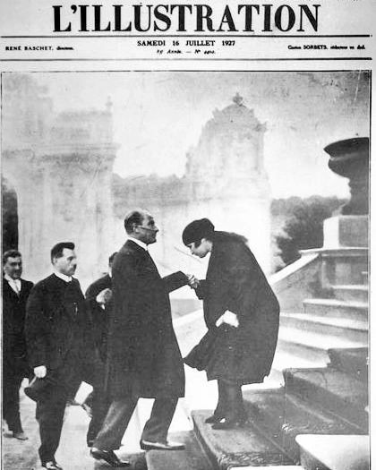 Cumhurbaşkanı Gazi Mustafa Kemal Dolmabahçe Sarayı'nda kız kardeşi Makbule Hanım tarafından karşılanıyor ve bu görüntü Fransa'nın ünlü dergisi L'Illustration'un kapağında yer buluyor (16 Temmuz 1927).