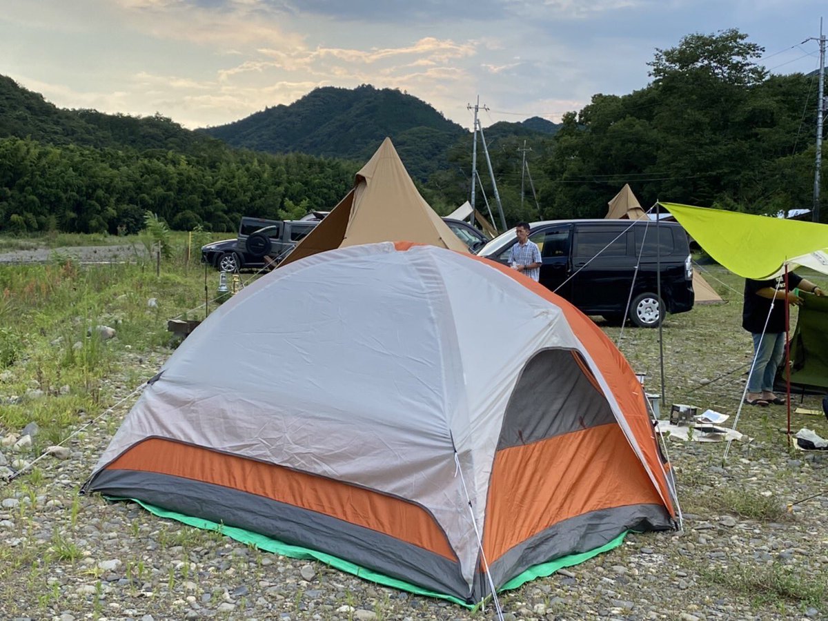 kamiogawa_c's tweet photo. 一昨年の台風19号で壊滅的な被害を受け、何とも言えない絶望感から2年。沢山の方々に多大なるご支援を頂き少しずつ前を向き〜１年半の休業後今年４月に再開する事ができました。コロナ禍や台風の心配は尽きませんがテントが並ぶ姿は夢のようで感謝の気持ちで一杯です😭本当にありがとうございました🙇‍♀️ https://t.co/l80pgpF46y