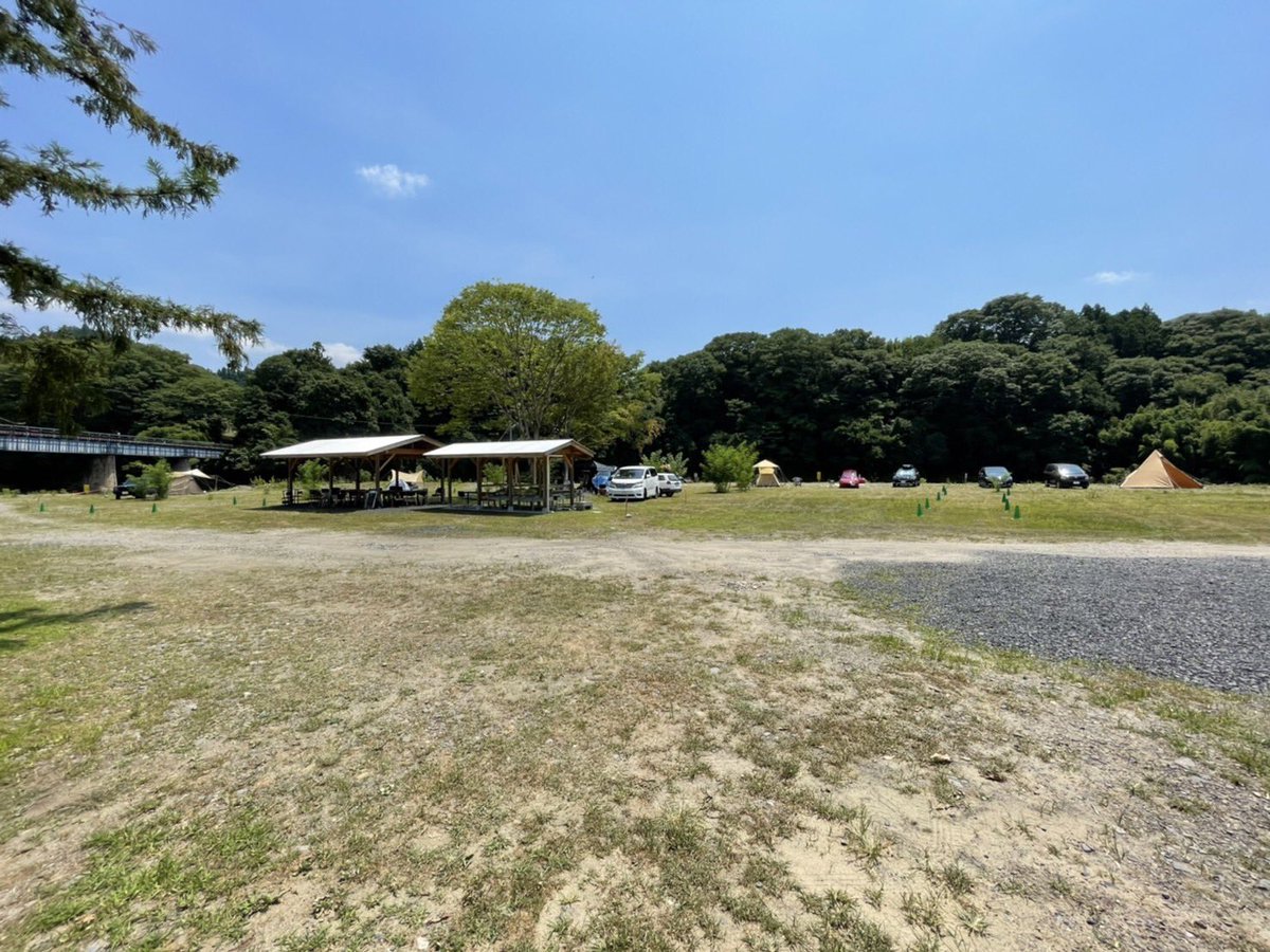 kamiogawa_c's tweet photo. 一昨年の台風19号で壊滅的な被害を受け、何とも言えない絶望感から2年。沢山の方々に多大なるご支援を頂き少しずつ前を向き〜１年半の休業後今年４月に再開する事ができました。コロナ禍や台風の心配は尽きませんがテントが並ぶ姿は夢のようで感謝の気持ちで一杯です😭本当にありがとうございました🙇‍♀️ https://t.co/l80pgpF46y