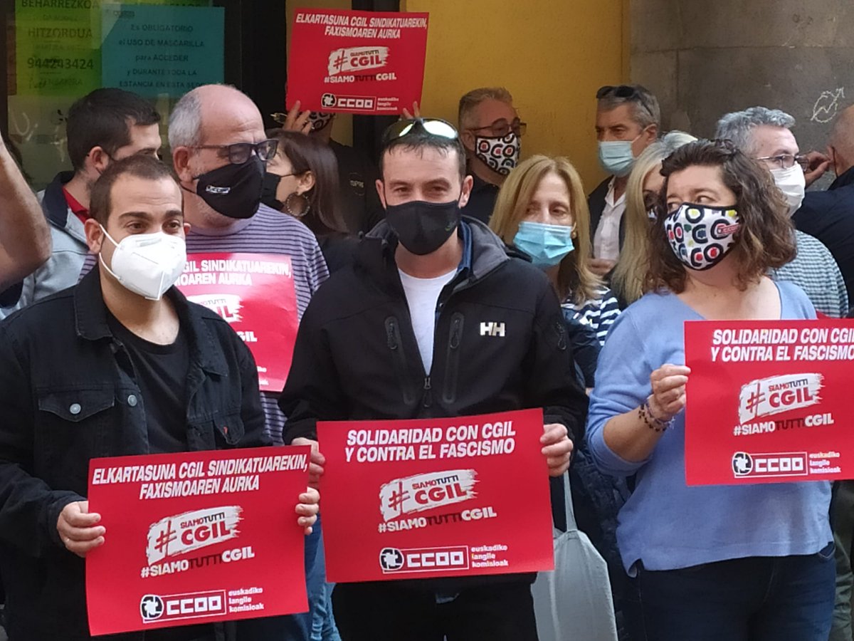 ✊ Solidarias desde #Bilbao con la <a href="/cgilnazionale/">CGIL Nazionale</a>. Concentradas a convocatoria de <a href="/CCOOeuskadi/">CCOO de Euskadi</a> para denunciar los ataques fascistas al sindicalismo de clase italiano. No pasarán!

✊ Bilbon, italiar klase sindikalismoak jasandako eraso faxista salatzen. Ez dira pasako!