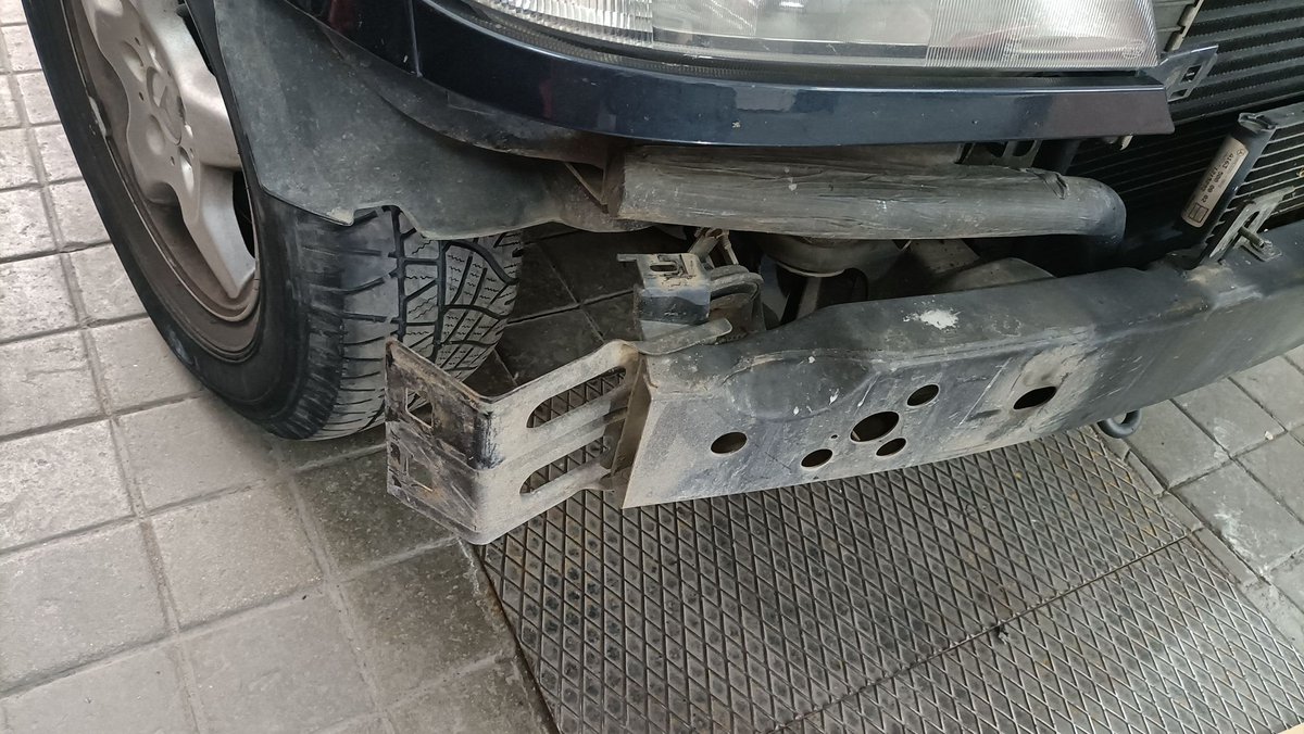 aiko_motor's tweet photo. Os dejamos el #trabajo de esta semana de este increíble @MBenzEspana #ml270 🔥⬇️
Se trata del #paragolpes delantero y la #traviesa 🔧

#chapa #pintura #tallerdechapaypintura #chapaypintura #tallerdeconfianza #tallermecanico #coche #vehiculos #tallermadrid #madrid #mercedes #ml270 https://t.co/2D7x29OX8Y