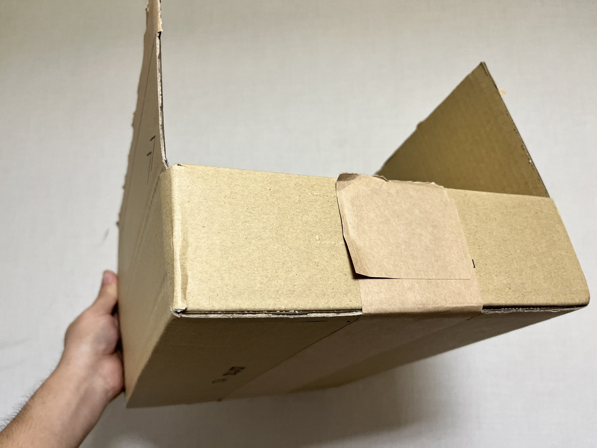ラッシー パチスロの 注意喚起 Amazonから身に覚えのない箱が届いて 中には親展と書かれた封筒だけ 封筒の中身は怪しげな紙 紙の裏にはqrコードやline Idがあるけど 詐欺だろうから当然スルー 箱にamazonマークはナシ 送り元は埼玉の Amazon