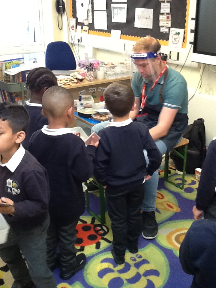 QHAThurrock's tweet photo. Year 1 had a fantastic day with Classroom Adventures on Wednesday, designing and making their own toy. They also had the opportunity to explore a range of old toys from different centuries, which they all found very interesting and fascinating! https://t.co/6uXtUzxZ2l