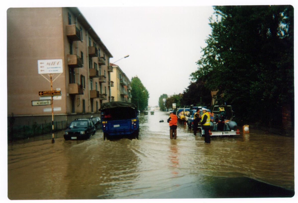 PCProvAL's tweet photo. Oggi 16 Ottobre ricordiamo l'#alluvione accaduta nel 2000. Nella provincia di #Alessandria si verificarono danni sopratutto nel bacino dello #Scrivia e nel #Casalese. #CasaleMonferrato e #MoranoPo, furono allagati dal #fiumePo. https://t.co/AV97y4kVhv