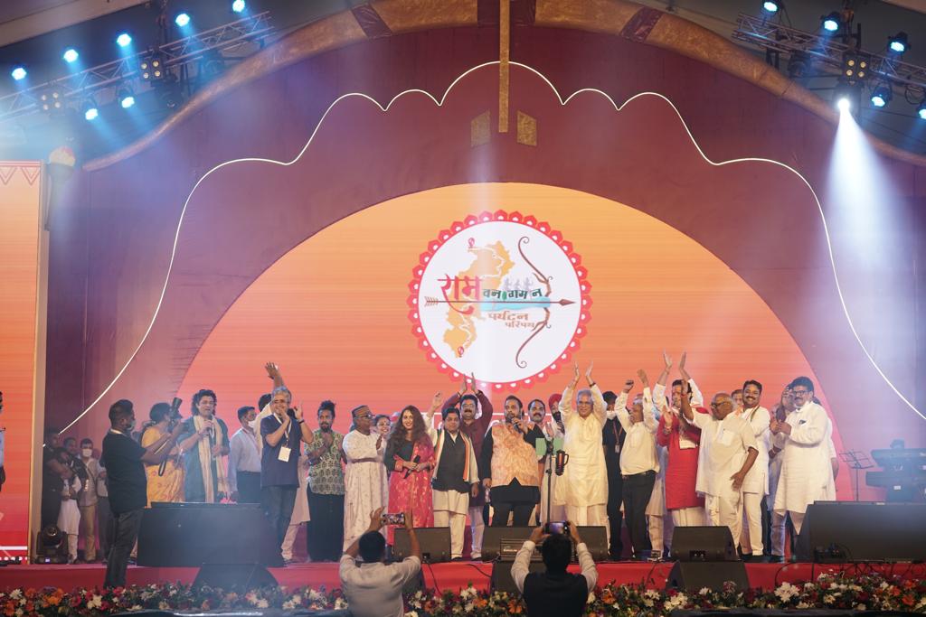 The festival, organised by <a href="/GoChhattisgarh/">Chhattisgarh Tourism</a> and curated by <a href="/YasminKidwai/">Yasmin Kidwai</a> saw music by <a href="/indianoceanband/">indian ocean</a>, <a href="/Shankar_Live/">Shankar Mahadevan</a>, <a href="/Prajakta2911/">Prajakta Shukre</a>, <a href="/KabirCafe/">KabirCafeOfficial</a> among others. 

WATCH:
youtu.be/A65Ruzj0zxc