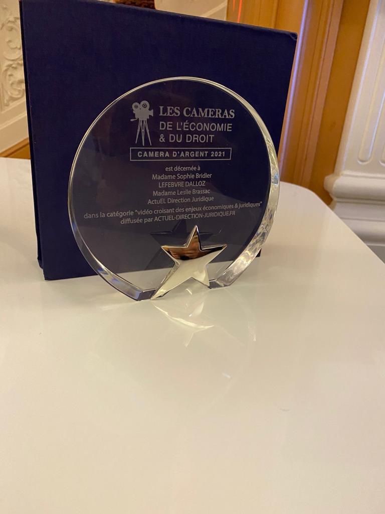 actuEL_DJ's tweet photo. La team ActuEL DJ est très heureuse d’avoir reçu hier une Caméra d’argent dans la catégorie "Enjeux juridiques et économiques" à l’occasion du @BLF_Paris🏆 Une belle récompense pour L’œil de la rédac’, nos vidéos mensuelles dédiées à l’actu des DJ📹 @Sophie_Bridier @LeslieBrassac https://t.co/7EIlj6uzeA