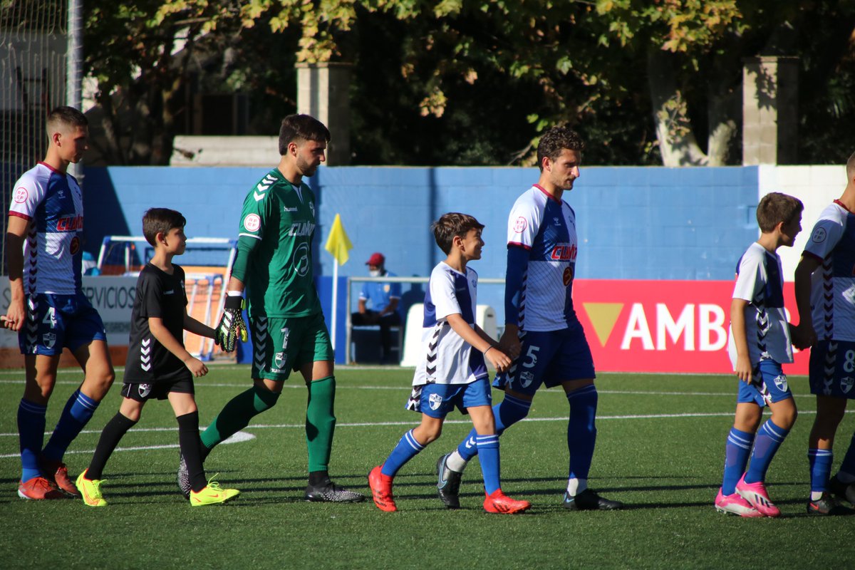☺️ ¡Buenos días!

👦🏽 El partido de #CopaRFEF del miércoles fue muy especial para nuestros jugadores del Primera Alevín <a href="/CDECantera/">CD Ebro Cantera</a>, que salieron al campo de la mano con los titulares

😍 ¡Mirad qué sonrisas!