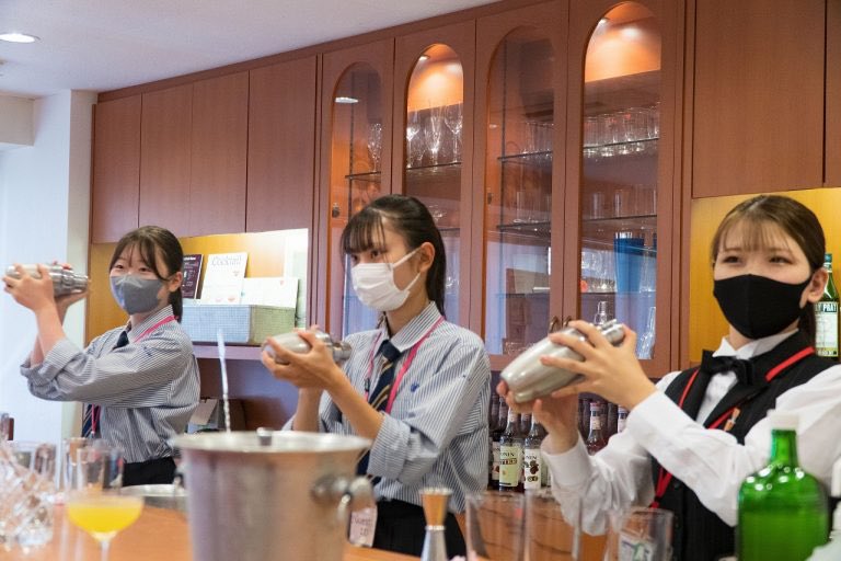 HiroshimaGaigo's tweet photo. 10/23(土)に全学年・全コース対象の来校型オープンキャンパスを開催します🌈この日は【Halloween Special👻】HCFLもハロウィン仕様で、ご参加いただいた方には、もれなくHalloweenのお菓子詰め合わせをプレゼントいたします🎁
皆さんのご参加お待ちしております🎃
#hcfl #知る専 #オープンキャンパス https://t.co/Ld7Q5zbAk5