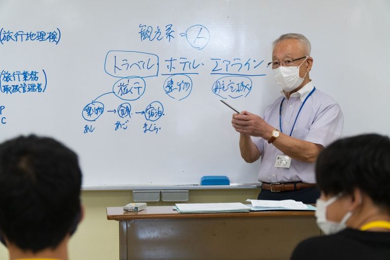 HiroshimaGaigo's tweet photo. 10/23(土)に全学年・全コース対象の来校型オープンキャンパスを開催します🌈この日は【Halloween Special👻】HCFLもハロウィン仕様で、ご参加いただいた方には、もれなくHalloweenのお菓子詰め合わせをプレゼントいたします🎁
皆さんのご参加お待ちしております🎃
#hcfl #知る専 #オープンキャンパス https://t.co/Ld7Q5zbAk5