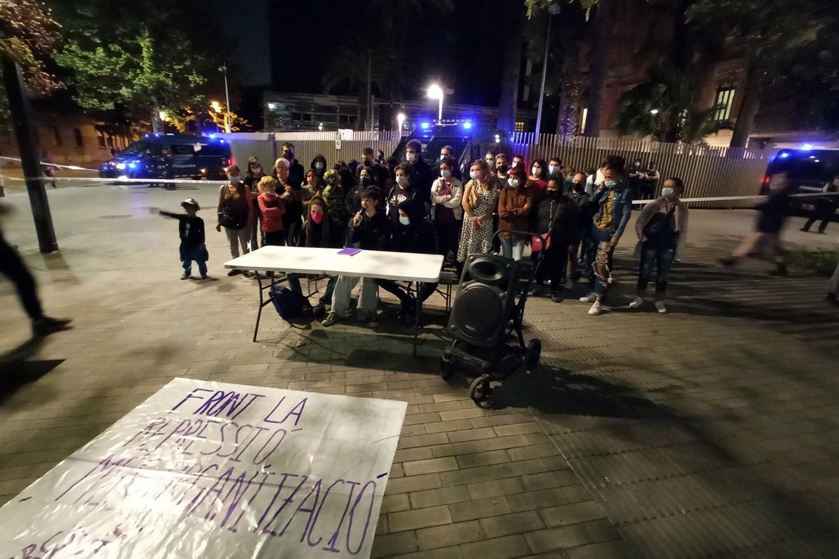 #REPRESSIÓ | El @RavalSindicat denuncia la detenció "per perfil racial" d'un activista a qui els Mossos vinculen a l'intent d'aturar un desnonament a Barcelona el passat mes de maig directa.cat/detencio-dun-a… Per <a href="/Homestatic/">Eloi Latorre</a>; foto: <a href="/siraesca/">Sira</a>