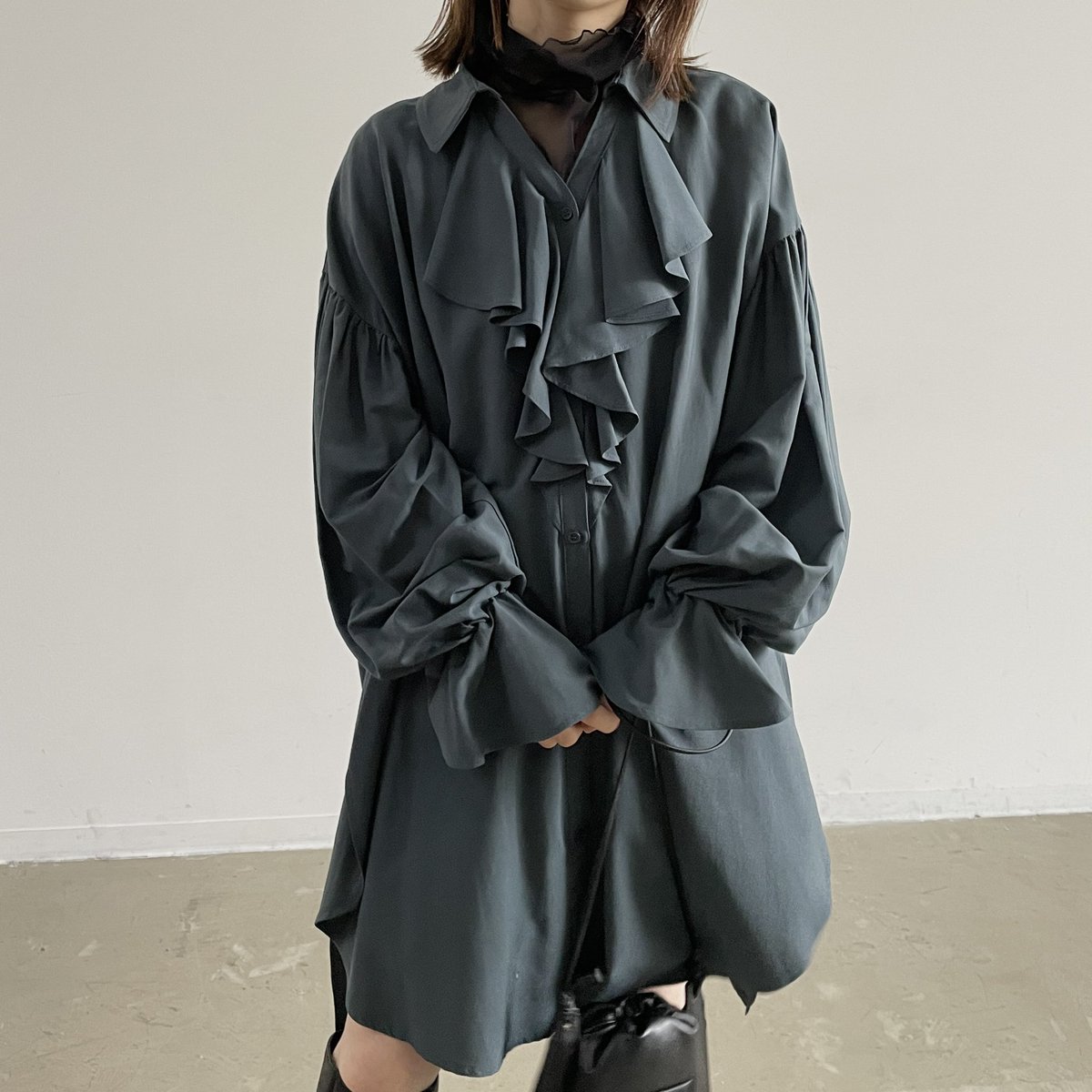 ラッフルフリルリラックスシャツブラウス

ゆるっとラフなサイズ感がかわいい。
153cmのわたしはミニワンピースとして

V開きなので再販開始のチュールタートルをインする
スタイリングがおすすめです♡

LA BELLE ETUDE
ラベルエチュード