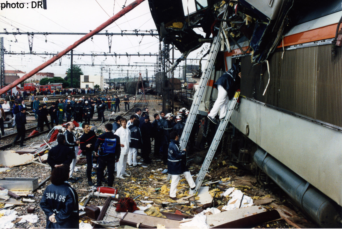 Sdis77's tweet photo. C'était il y a 30 ans 🙏 Jeudi 17 octobre 1991, le plan rouge est activé : un train couchette entre en collision avec un train de marchandises en gare de #Melun 🚅 180 #SapeursPompiers seront mobilisés sur ce terrible accident, le bilan fera état de 16 morts et + de 50 blessés 😔 https://t.co/t5KGGEvjdV
