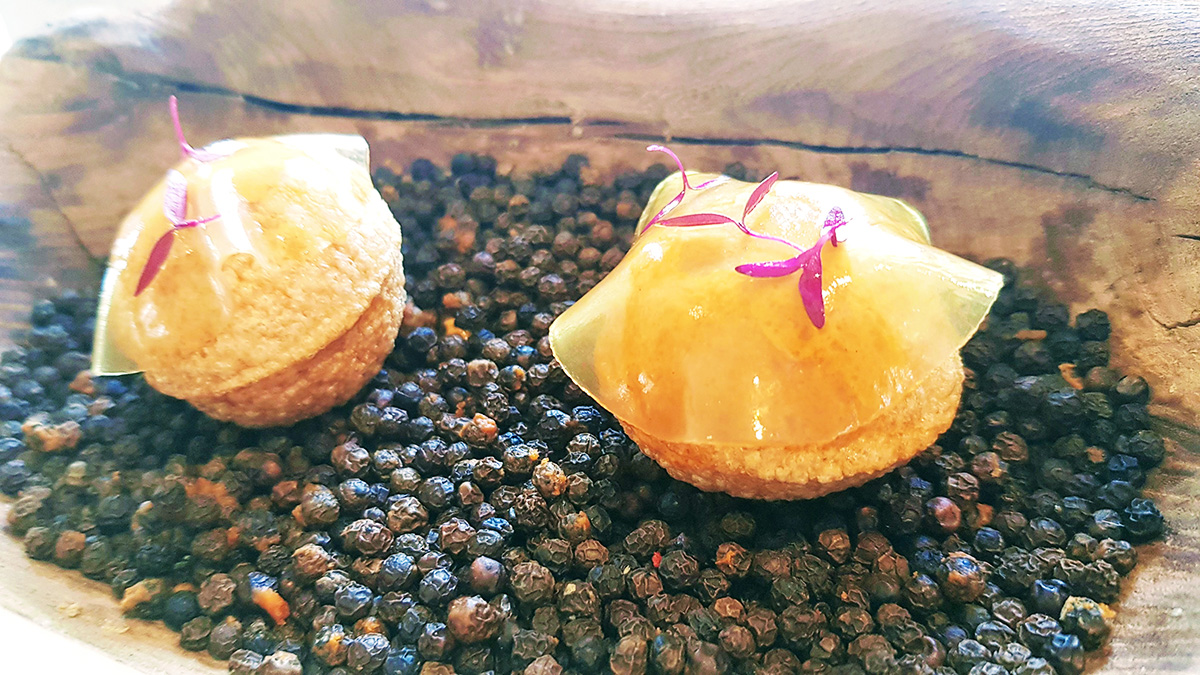 GuiaMichelin_ES's tweet image. En el restaurante @Ivan_Cerdeno, situado en un histórico Cigarral de #Toledo, a orillas del Tajo... Aquí el chef realiza una cocina de autor, interpretando la memoria y el entorno con el mejor producto manchego de los Montes de Toledo. 
1 #EstrellasMICHELIN #GuiaMICHELIN21