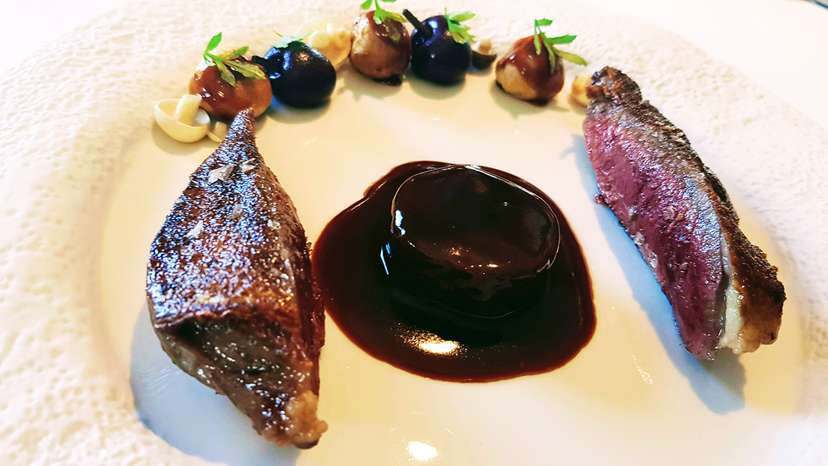 GuiaMichelin_ES's tweet image. En el restaurante @Ivan_Cerdeno, situado en un histórico Cigarral de #Toledo, a orillas del Tajo... Aquí el chef realiza una cocina de autor, interpretando la memoria y el entorno con el mejor producto manchego de los Montes de Toledo. 
1 #EstrellasMICHELIN #GuiaMICHELIN21