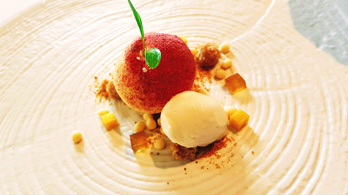 GuiaMichelin_ES's tweet image. En el restaurante @Ivan_Cerdeno, situado en un histórico Cigarral de #Toledo, a orillas del Tajo... Aquí el chef realiza una cocina de autor, interpretando la memoria y el entorno con el mejor producto manchego de los Montes de Toledo. 
1 #EstrellasMICHELIN #GuiaMICHELIN21