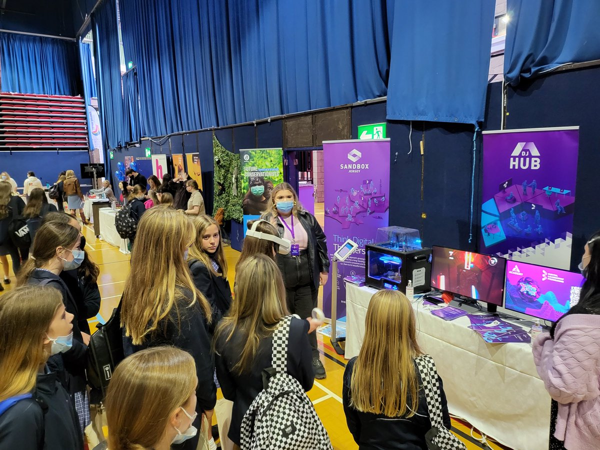 JerseyITGuy's tweet photo. It's begun! #JerseySkillsShow is back! #VR and #3Dprinting is always popular on the @DigitalJersey @dlpcourse stand! https://t.co/jcZ7FpB3yw