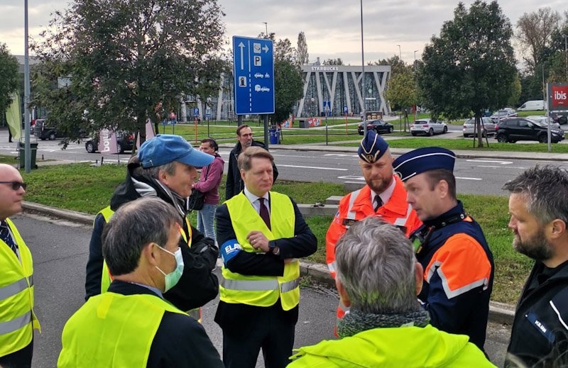 EU_ELA's tweet photo. #EULabourAuthority supported joint roadside inspection with #Belgium🇧🇪 #Netherlands🇳🇱 #Germany🇩🇪 #France🇫🇷 #ROADPOL_EU and #EC of #HeavyDutyVehicles #MobilityPackage1. Read more: https://t.co/1yv0To1ebb https://t.co/8Dz3KYaA2v