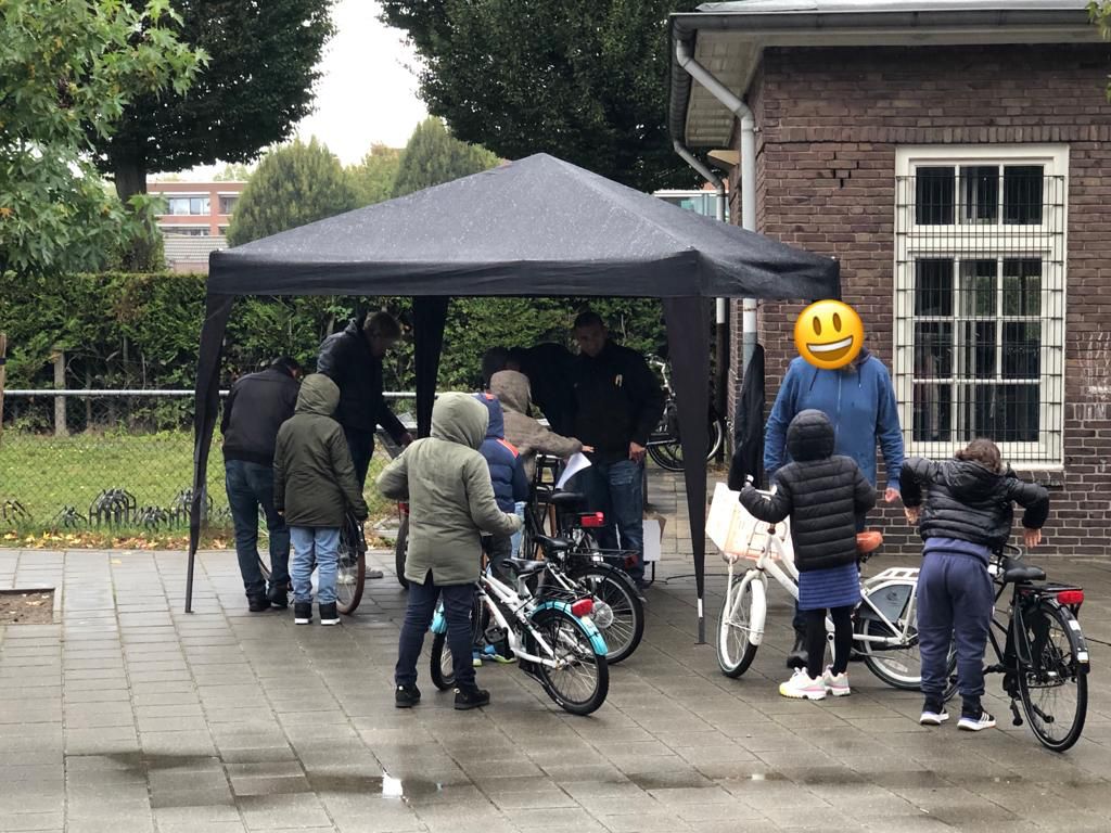 De Teugelaar (@deteugelaar) on Twitter photo Ondanks de regen zijn de fietsen gecontroleerd en kunnen de leerlingen van de Teugelaar weer veilig op weg!!
Weer of geen weer, de Teugelaar fietst veilig in het verkeer! <a href="/DeTeugelaar/">De Teugelaar</a> @SAAMscholen Ondanks de regen zijn de fietsen gecontroleerd en kunnen de leerlingen van de Teugelaar weer veilig op weg!!
Weer of geen weer, de Teugelaar fietst veilig in het verkeer! <a href="/DeTeugelaar/">De Teugelaar</a> @SAAMscholen
