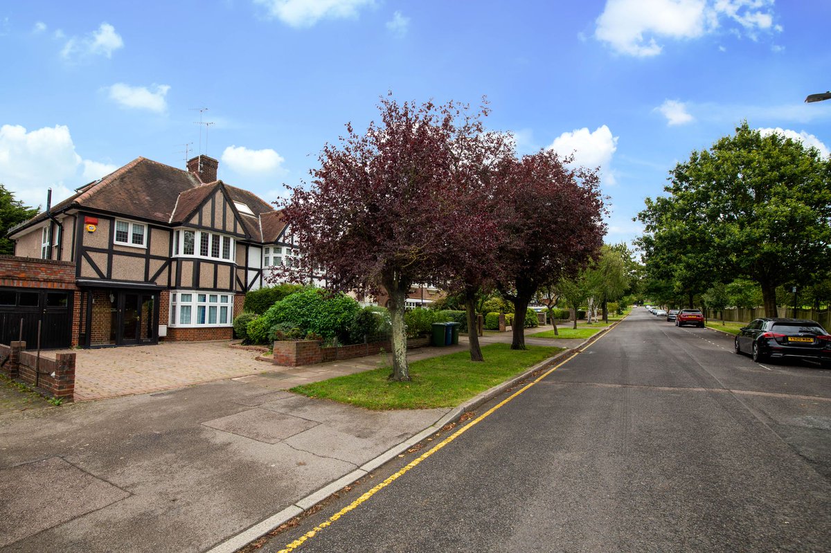 If you who have dreamt of living in the best road in the Harrow area, well now is your chance.  Beautiful 4 Bedroom semi in Whitmore Road  now for sale at £995,000
colindean.com/properties-for…