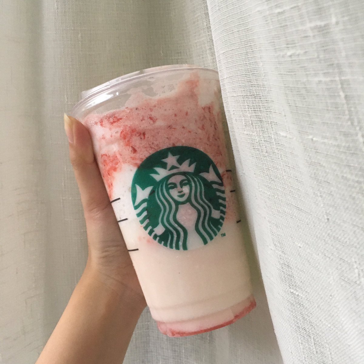 BandiolaJonafel's tweet photo. decided to take a rest from coffee and have this 🍓 drink https://t.co/RqntrVRMHf