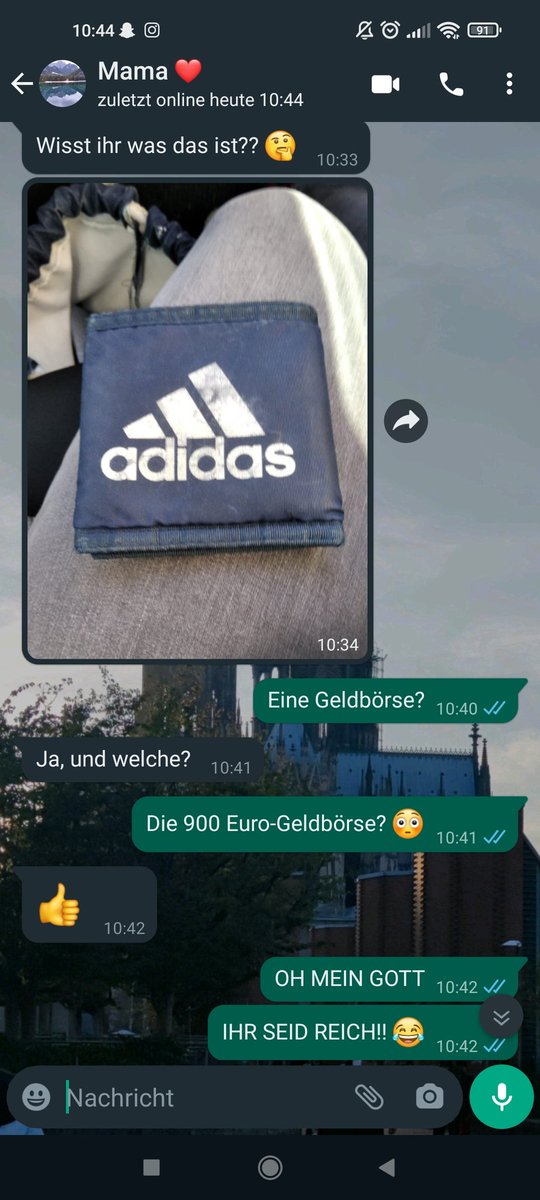 Unsere Eltern haben vor zwei Jahren in Italien eine Geldbörse mit 900 Euro gefunden, aber ohne Ausweis etc.
Sie haben es bei der Polizei abgegeben und wir haben alle gedacht, dass wir nichts mehr davon hören werden.

Jetzt bekommen wir diese Nachricht von Mama: 
Ich lieb's 😂