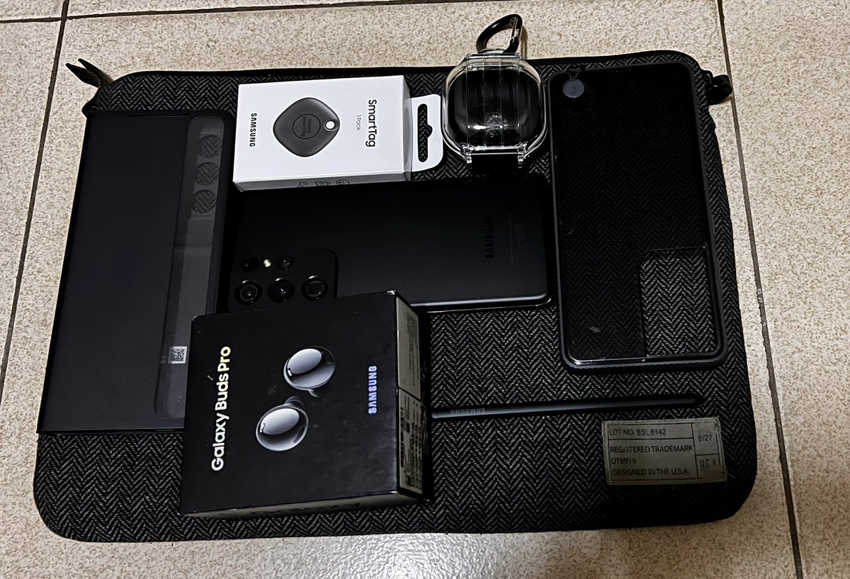 TearTopGH's tweet photo. ———————————————————
used Galaxy S21 ultra, 256, + brand new smart tag + Galaxy Buds Pro +back case + S pen for 6300 ghs.  

———————————————————

Ghc 6,300 [Negotiable] #FridayComboDeal 

———————————————————
Please CALL   0241585885
———————————————————
PLEASE Retweet 🙏🏽 https://t.co/ddf4psf5WM