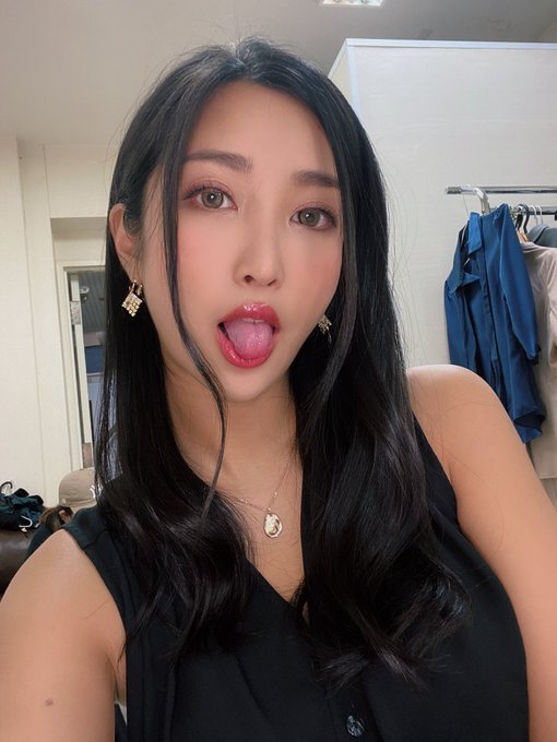 約一年ぶり💕みんなお待たせ 痴女全開淫乱上司だよ やっぱ現場は楽しいね  最後のデカチンやっつけてくる💪🏾🍌 でかすぎ マネージャーたのむよ！ 聞いてないぞ！ https://t.co/h9nFdwJ<a href="/tag/%E6%84%9B%E3%81%AE%E3%83%8F%E3%82%A4%E3%82%A8%E3%83%8A"class="tags"><span>#愛のハイエナ</span></a>