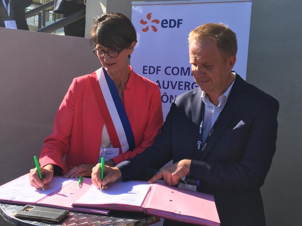 #EDF présent au salon des maires du Rhône: proximité, innovation et collaboration. Excellente journée pour valoriser notre présence sur les territoires et l engagement au près des élus. Merci à l AMF 69 pour cette organisation.
<a href="/amf69/">Anthony Francis</a> @EDF_CollTerr <a href="/FrSarrazin/">Frederic Sarrazin</a> <a href="/MBouhand/">Marie Helene Bouhand</a> @EDF_RE