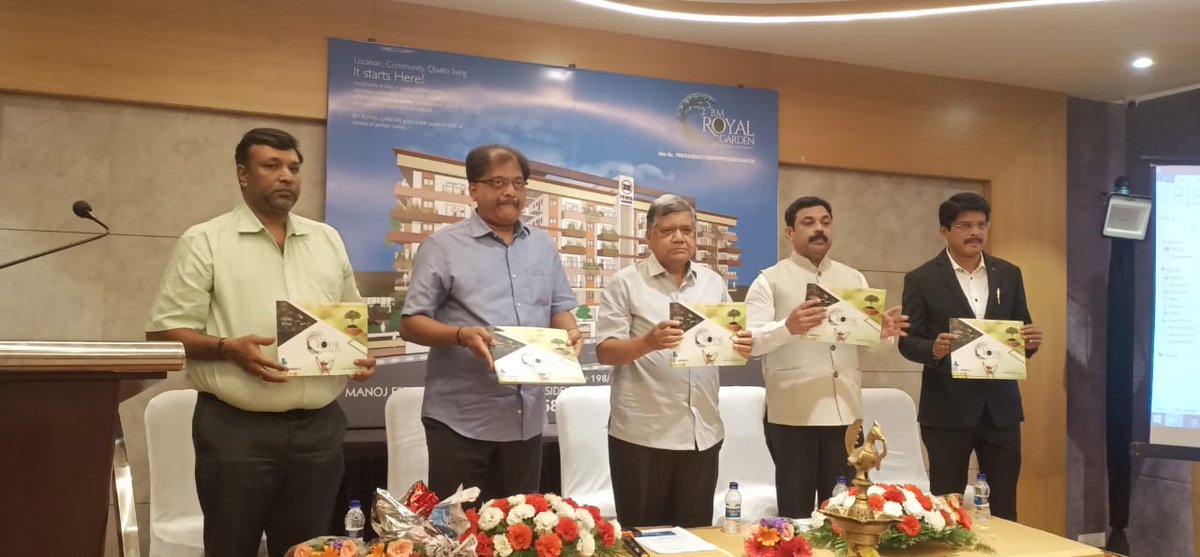 JagadishShettar's tweet photo. ಇಂದು ಹುಬ್ಬಳ್ಳಿಯ ಹೊಟೆಲ್ ಕ್ಯೂಬಿಕ್ಸ್ ನಲ್ಲಿ, ನೂತನ ಬಿ.ಎಮ್. ರಾಯಲ್ ಗಾರ್ಡನ್ ಅಪಾರ್ಟ್‌ಮೆಂಟ್ ಅನ್ನು ಉದ್ಘಾಟಿಸಿ, ಶುಭಕೋರಲಾಯಿತು.

#ಹುಬ್ಬಳ್ಳಿ | #ಧಾರವಾಡ | #Hubli | #Dharwad https://t.co/FGETsFqplw