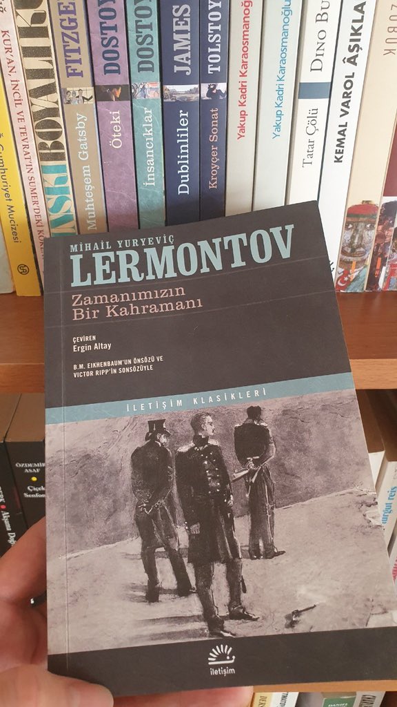 RusEmbTurkey's tweet image. #TarihteBugün 
📖15 Ekim 1814’te dünyaca ünlü Rus şair, öykücü ve oyun yazarı Mihail #Lermontov doğdu. 
📚Lermontov yalnızca yirmi yedi yıl yaşayabilmiş, buna rağmen bu kısa ömrüne çok önemli eserler sığdırmıştır. #Rusyayitaniyalim #Rusya #edebiyat