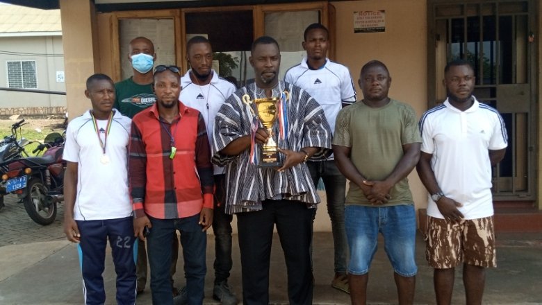 HoMunicipalFA's tweet photo. Ho Municipal Football Association yesterday called on the new Mayor of Ho, Hon. Divine Bosson, a trophy presentation was made by Soccer Family FC who qualified to Division 2 after emerging champions of Div 3 Middle League.

#bringbackthelove https://t.co/TfUi1WMKkh