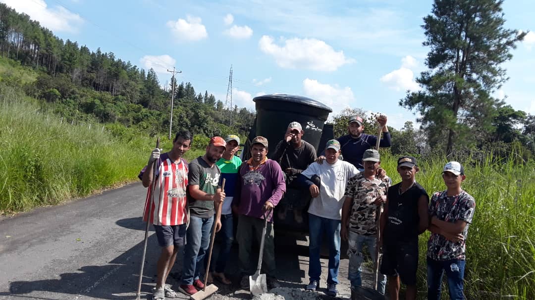 GeremiascPSUV's tweet photo. Dando respuesta oportuna, bacheo vía Parroquia La Estación porque los buenos somos más #GeremiasCAlcalde, #OspinoTieneConQue con #PrimitivoGobernador #PortuguesaTieneConQue la victoria es este #21Nov #PSUV https://t.co/lhs9z5pEw2