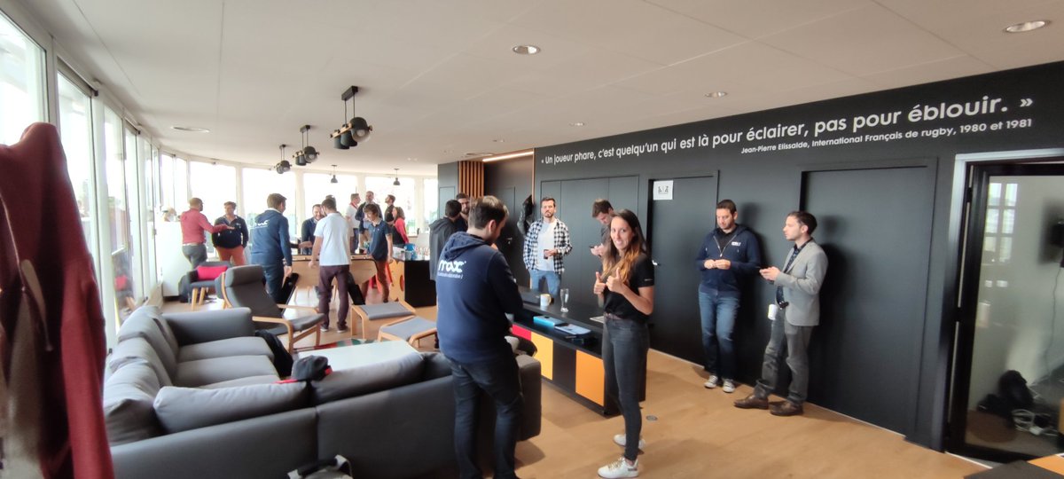 Zaphod_Beeble42's tweet photo. Les talks s'enchaînent. Juste le temps d'attraper un croissant et on démarre sur 2 sujets #securite avec @GwladysDembelle et @Jeremie_Hrl #maxcamp2021 @maxdsfrance https://t.co/XnahV9dW8u