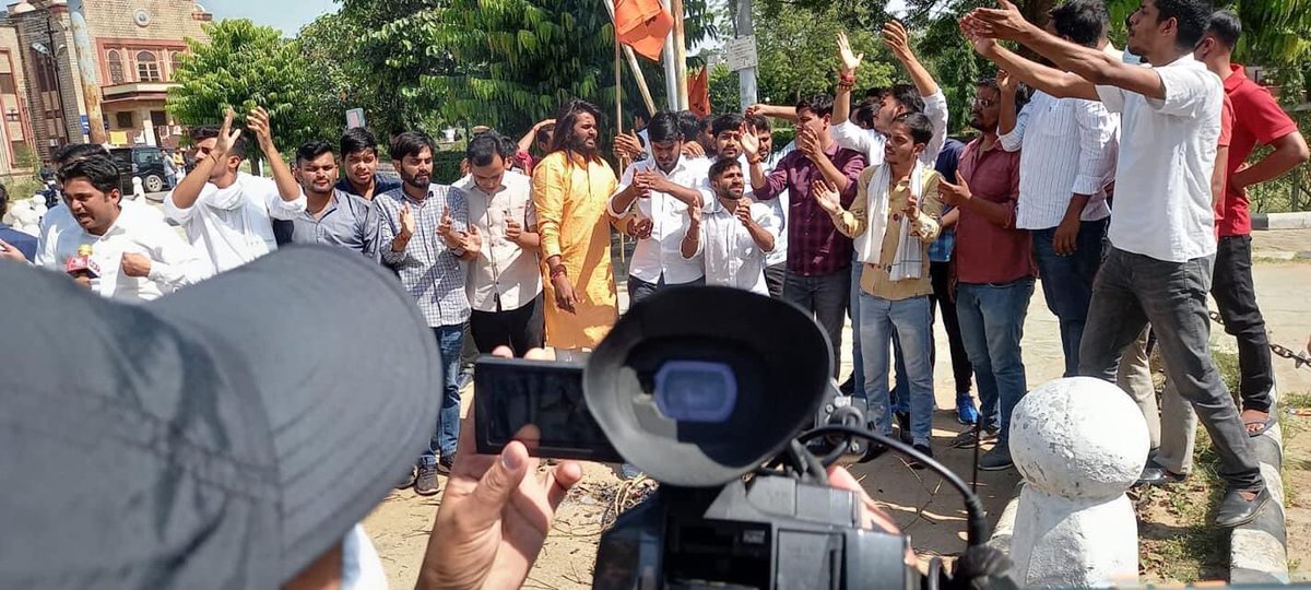 ArjunTiwarii's tweet photo. #REMOVE_DOTASRA अहंकार रूपी ,राजस्थान की शिक्षा व्यवस्था को बर्बाद करने वाले गोविंद सिंह डोटासरा का पुतला दहन राजस्थान विश्वविद्यालय में किया गया 
जब तक डोटासरा को शिक्षा मंत्री से बर्खास्त नही किया जाता तब तक abvp आंदोलन करेगी https://t.co/biMc5FA2Im