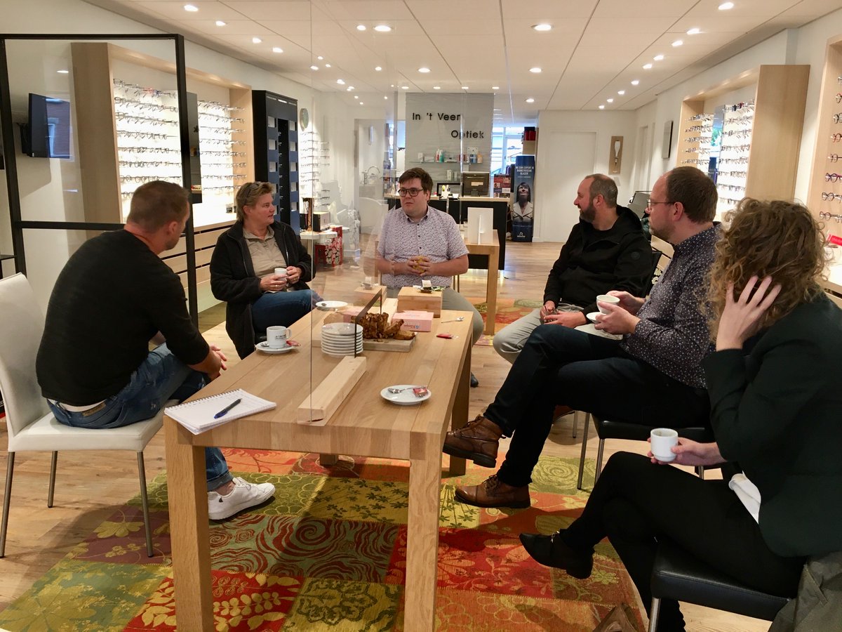 HetHogeland's tweet photo. Woensdag hebben we samen met de Handelsvereniging #Uithuizen ondernemers in en bij het centrum bezocht.

Wethouder @EltjoDijkhuis: “We zien nu de eerste resultaten van waar ondernemers samen met ons hard aan hebben gewerkt, om het kernwinkelgebied nóg aantrekkelijker te maken.” https://t.co/W5ZoBKQh7y