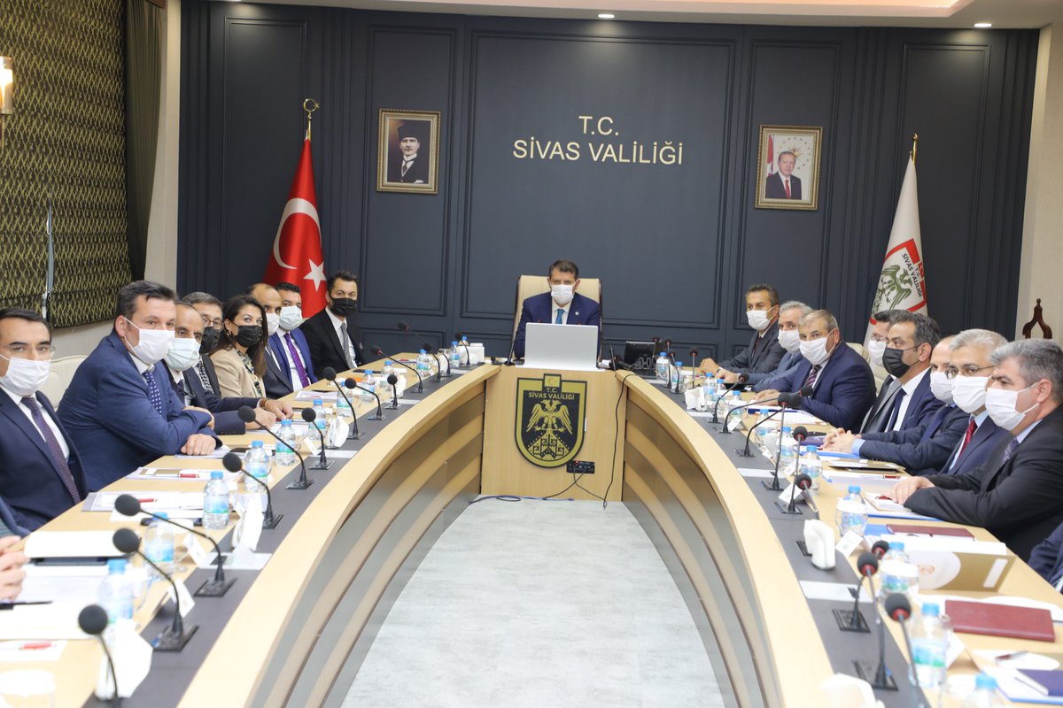 sivasvaliligi's tweet image. 3⃣ Valimiz Salih Ayhan&apos;ın konuşmasının ardından İlçe Millî Eğitim Müdürleri, ilçede yürütülen çalışmalar ve eğitime dair hedeflerinden bahsederek ilçelerinde yürüttükleri projelerinden de bahsettiler.

🎯 #Eğitim2023

👉bit.ly/3mPh78c