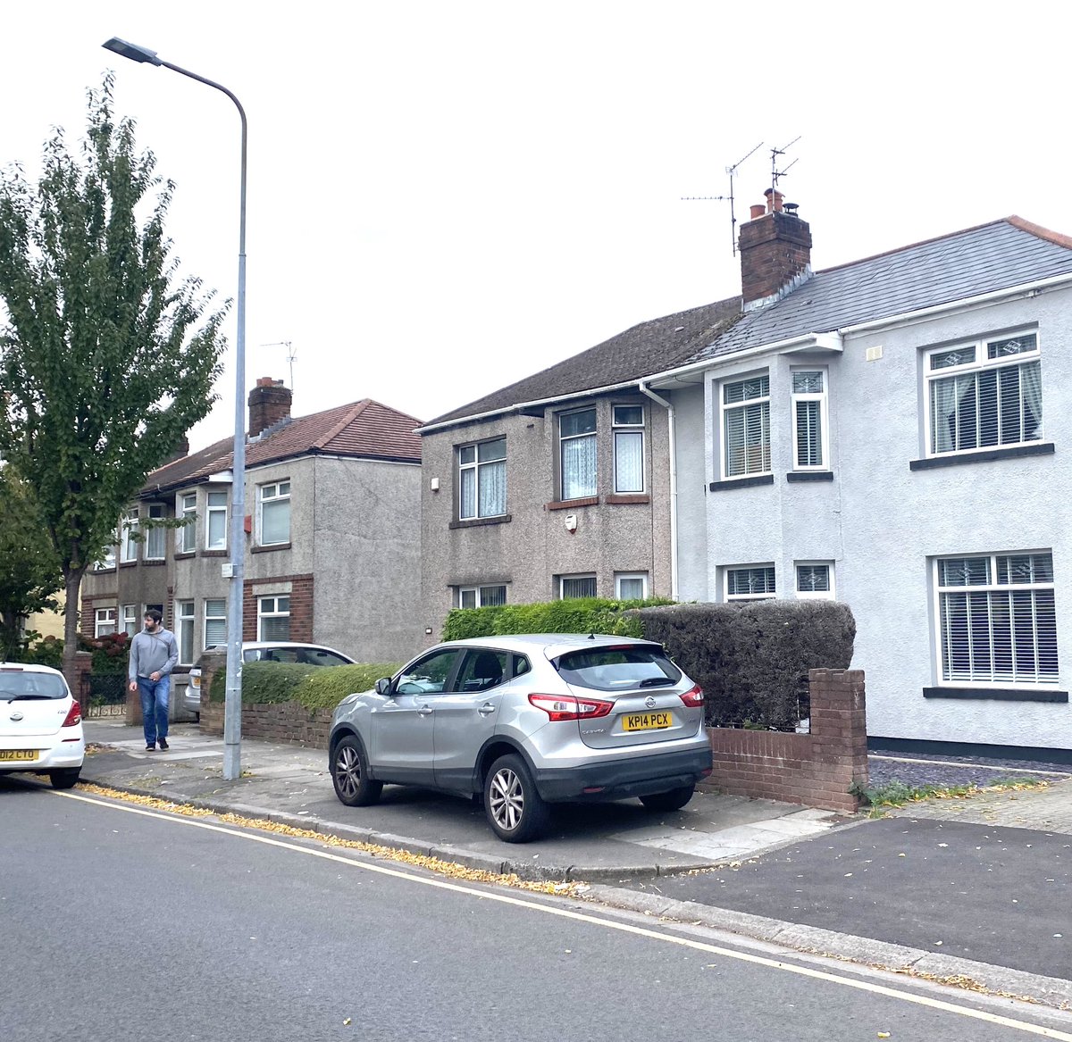 ILovesTheDiff's tweet image. Tip for you, if you own a motor vehicle: avoid parking on yellow lines by parking completely on the pavement. Extra points gained for forcing a 6-year-old cyclist into road, as this person did. #CluelessInLeckwith