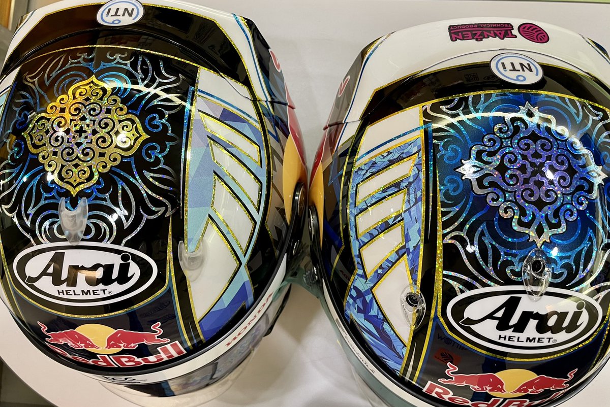 Oyu_Toshiki0804's tweet photo. New Helmet⛑ 

今年はF1ドライバーなみにGTも合わせて5個ヘルメットを作りました⛑

これはいつ被ろうかなぁ？😆

そして今回から僕のオリジナルロゴがヘルメットに入ってます❤️

#hidecks 
#hidecksdesign 
#araihelmet https://t.co/trBLma1tDA