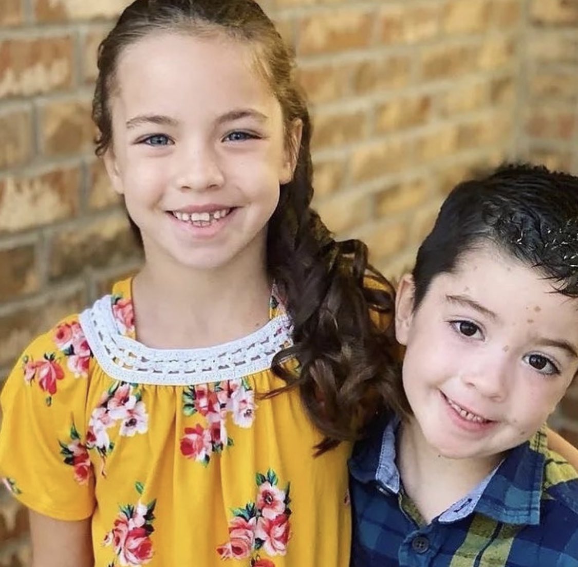 Bugün de mutlu olmak için bir sebebimiz var;

Yürek parçalayan ilk görüntüyü hatırlarsınız, viral olmuştu. 5 yaşındaki abla, kanser olan 4 yaşındaki kardeşine yardım ediyor.
İşte o kardeşlerin son hali 2. fotoğrafta.. Çok şükür.