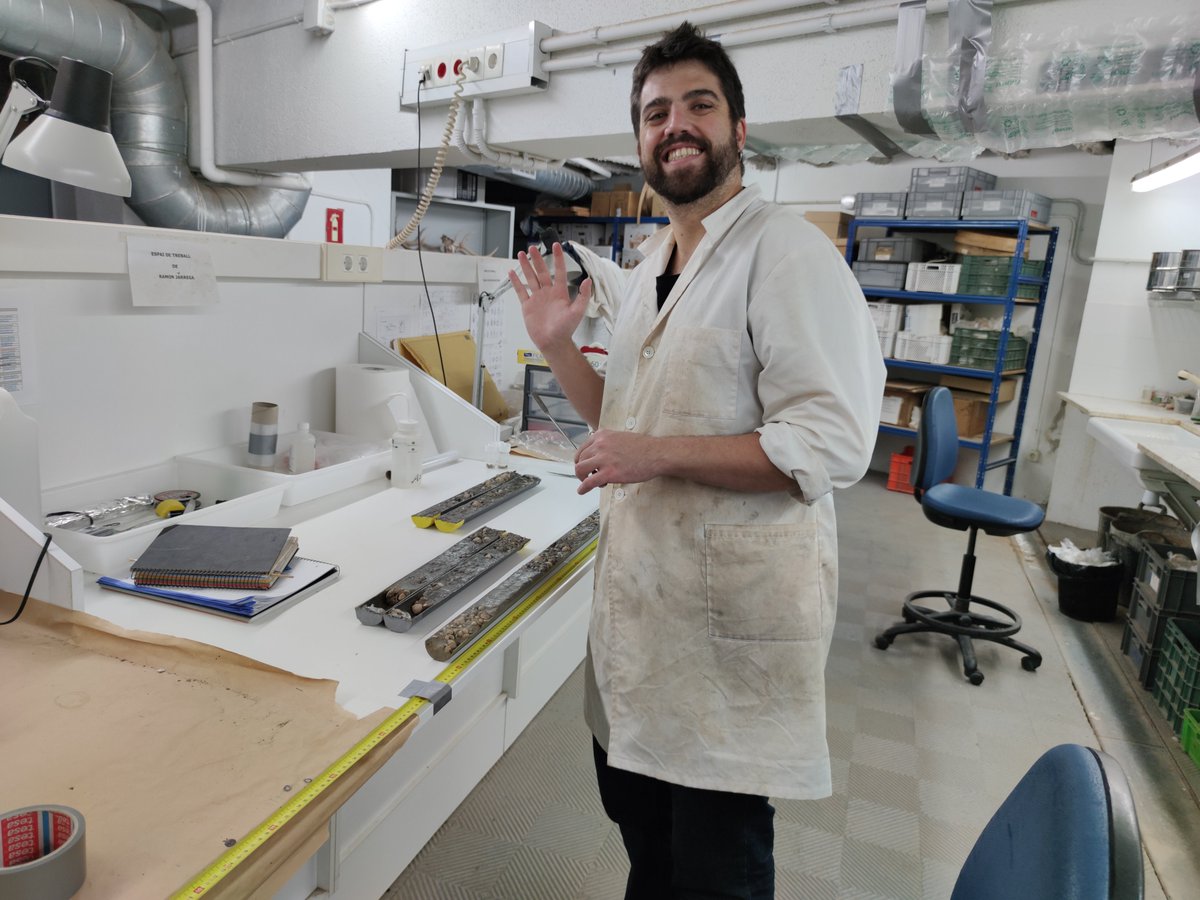 Archaeologists also wear lab coats! #ArchaeologistsAtWork #LabLife #IAD2021 <a href="/ArchaeologyDay/">Archaeology Day</a> 
📸 Alfredo Mayoral <a href="/GIAP_ICAC/">GIAP, Landscape Archaeology Research Group</a> at the #ICAC lab processing soil samples.