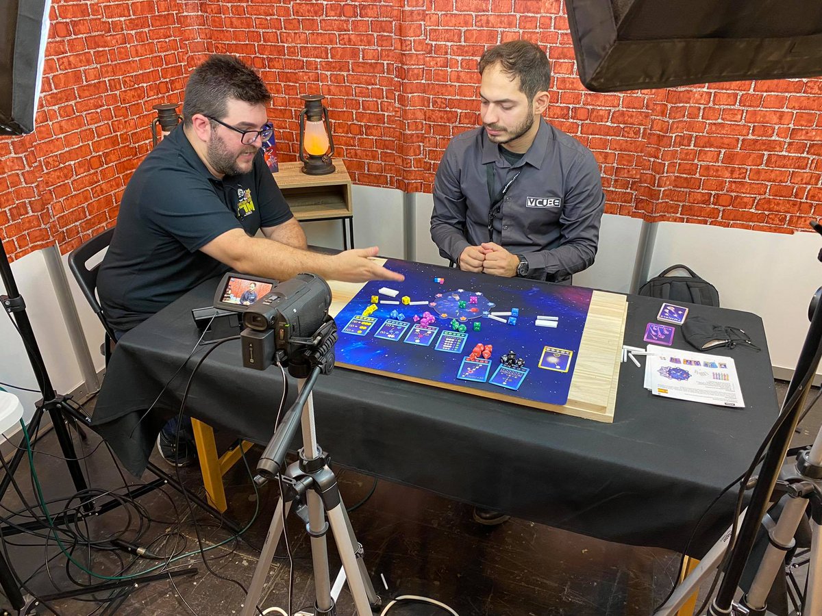 v_cubes's tweet photo. We start the La Mesa de Dam review. V Games presents Tranglar™ &amp; Twinkle™ at Dam's booth here at Essen Spiel! Dam this year has evolved to one of the most influential channels about board games within the Spanishmarket, with live shows 4 days a week &amp; videos on YouTube daily. https://t.co/wTfUurcr8r