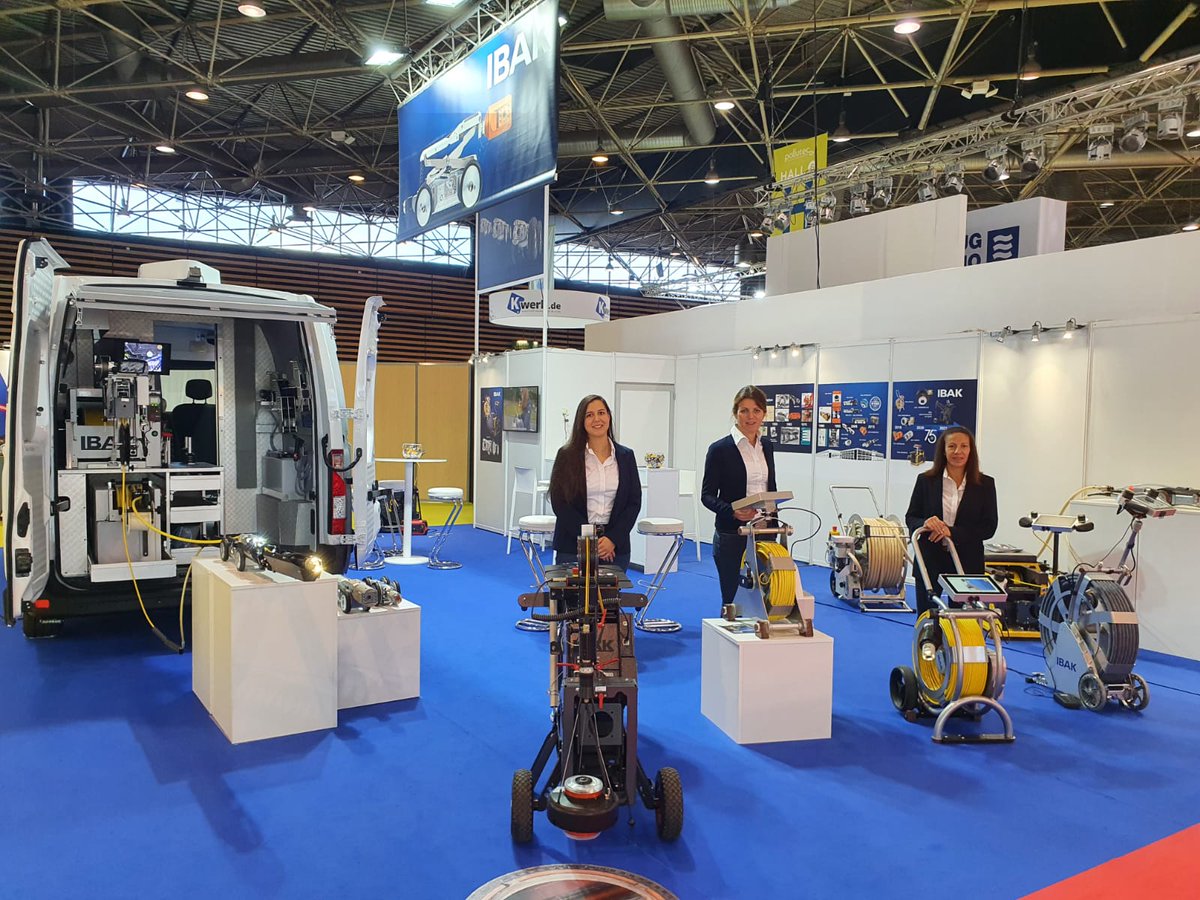 IBAK's tweet photo. Diese Grüße erreichten uns von unserem Frankreich-Team auf dem Endspurt nach 4 ereignisreichen Tagen auf der @POLLUTEC
V.l.n.r. Lisa Engelhardt, Aline Bondiguel, Sabrina Becht. #ibak #ibakinfrankreich #ibakfrankreichteam https://t.co/0i0Jy1VK4I