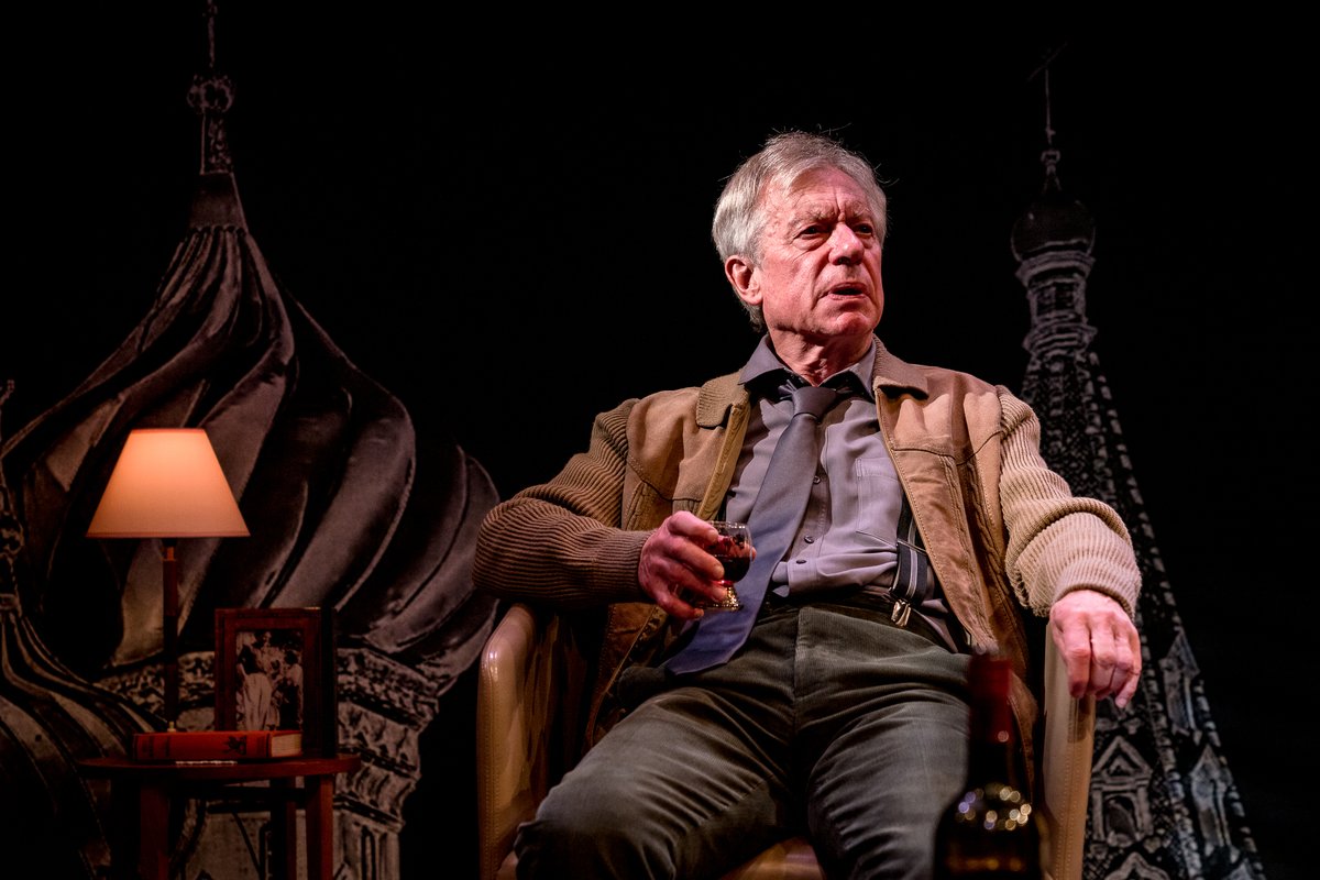 JSTheatre's tweet photo. Brand new photos to celebrate #ASplinterofIce opening tonight! #OliverFordDavies plays #GrahamGreene, #StephenBoxer plays #KimPhilby, @KariAscoe plays Rufa Philby in this engrossing production of #BenBrown's play from Alan Strachan &amp; @alastairwhatley. 
📸@stevegregson_ https://t.co/fAHcSExQzk