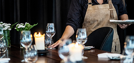 dinnerbooking's tweet photo. Restauranterne oplever i stigende grad, at gæsterne ikke dukker op til deres booking. Det problem afhjælper madfestivallen DinnerDays, som starter i dag. 20.000 spiseglade danskere har allerede købt billet til deres efterårsferie. Læs mere: https://t.co/8eSiWqqKWn https://t.co/z7w8zGRKFr
