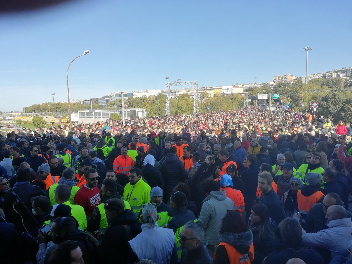 NonVoto1's tweet photo. #Porto di #Trieste #NoGreenPass 
#15ottobre #sciopero #scioperogenerale https://t.co/9D1WBFMf1Z