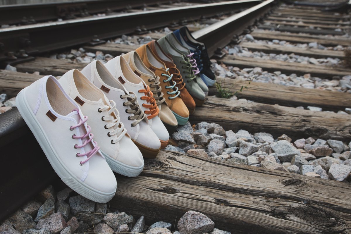 ZhoesBrand's tweet photo. ¿Para que ocasión usarías las zapatillas Zhoes?

• ¿Sabias que los materiales que usamos son ecológicos de alta calidad? Y lo mejor es que cuenta con una nueva tecnología biodegradable 🌱 Esto quiere decir que una vez que desechamos el producto, este es amigable con el medio. https://t.co/R61PLQznDX