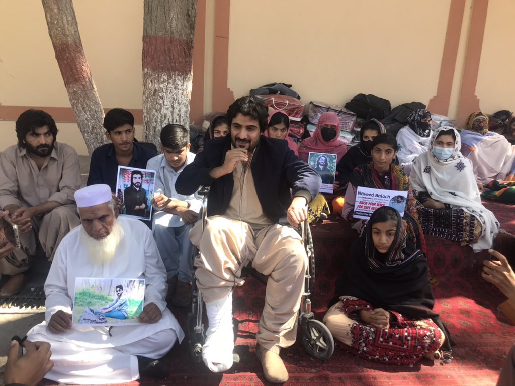 BalochYakjehtiC's tweet photo. Mehrab’s family has lost their valuables people,they are here to protect the innocent children and Women of oppressed Nations from the atrocities of the security forces.

We must join their struggle to protect our own families and children.

#StopBalochGenocide https://t.co/qVgyDV7Kvn